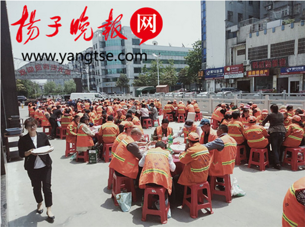 和记娱乐官网app设“观光海鲜宴席 致敬环卫工人” 引媒体争相报道